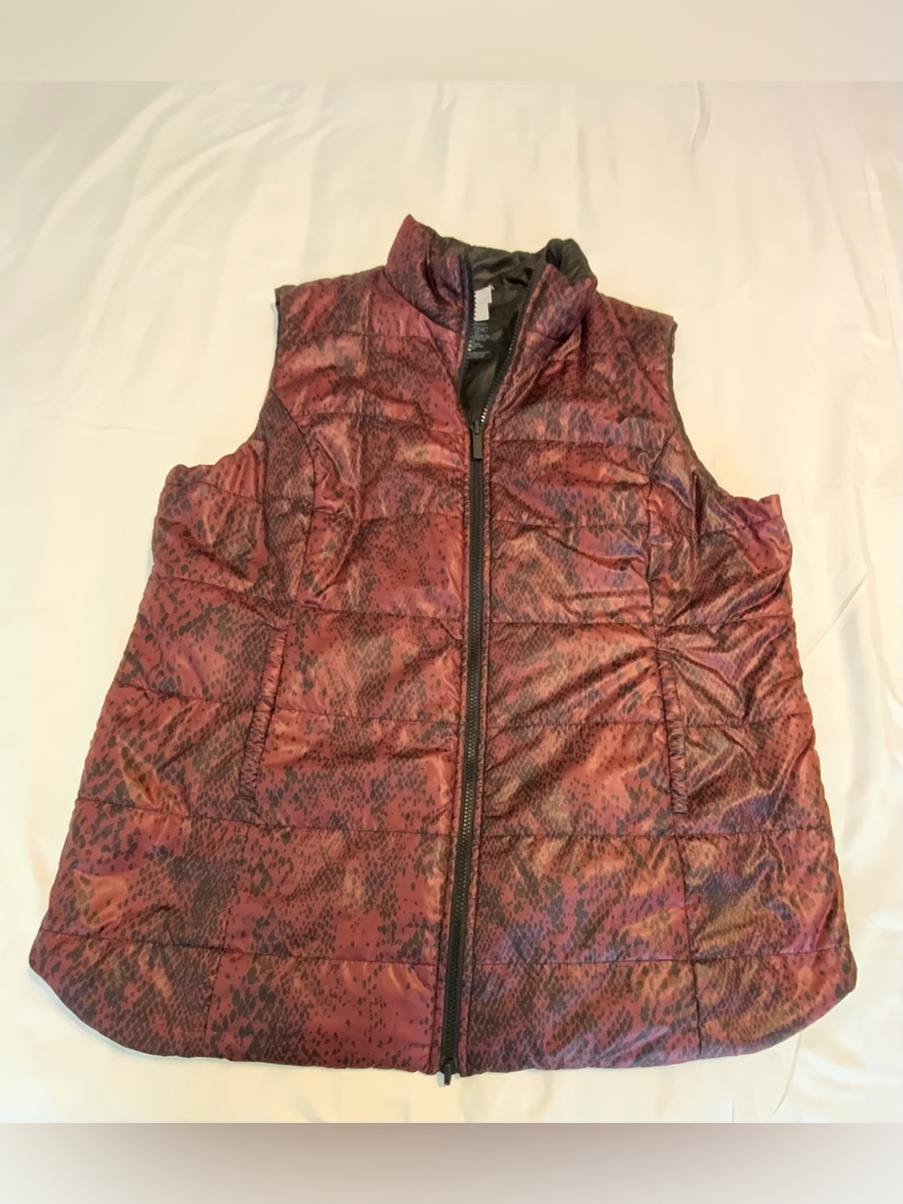 Chico's quilted puffer vest in a maroon and black printed design Size 3